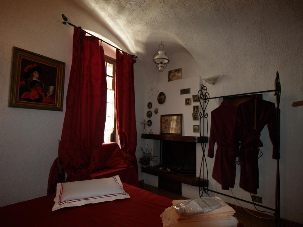 Le Petit Chateau Bed and Breakfast Dolceacqua Værelse billede